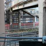 Scendiamo, per rimanere per� sempre in via Messapia, dove abbiamo appuntamento con la signora Maddalena, che ci permette di salire nel suo appartamento, il cui balcone al primo piano affaccia sui binari. La donna ci spiega quanto per lei sia difficoltoso stendere i panni